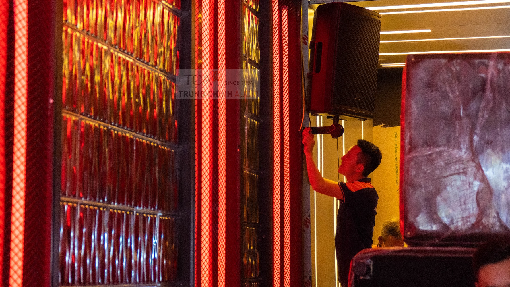 kỹ thuật TCA lắp đặt âm thanh JBL tại Ascend Lounge Bar & Coffee 