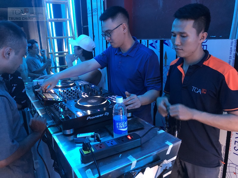 Kỹ thuật viên TCA chỉnh sửa âm thanh tại Ascend Lounge Bar & Coffee 