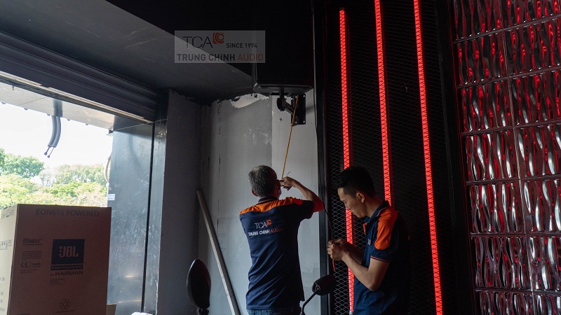 Kỹ thuật viên TCA bố trí loa JBL tại Lounge Bar & Coffee