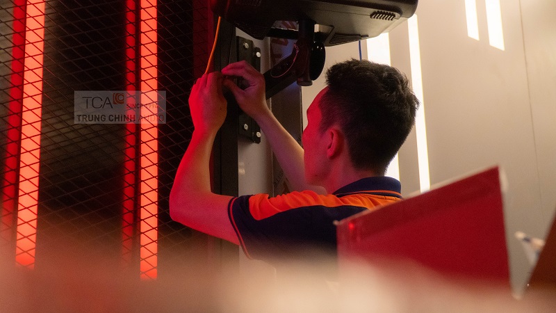 kỹ thuật viên TCA lắp đặt loa JBL tại Ascend Lounge Bar & Coffee 